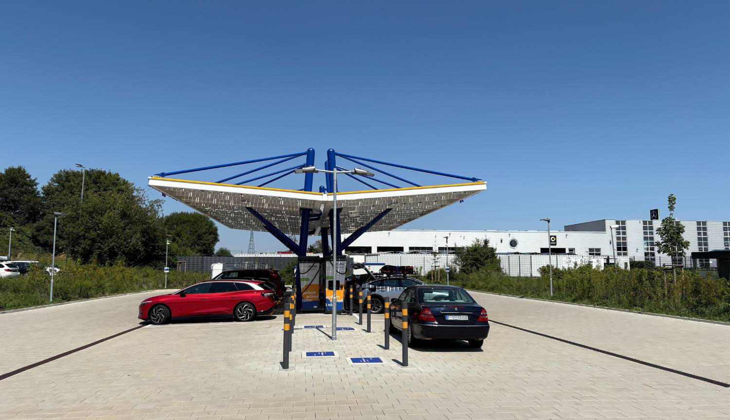 Firmenparkplatz laden