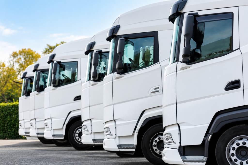 Elektrische Lkw-Flotte auf einem Logistikdepot